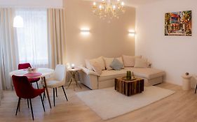 Homey Luxury- Entire House, Free Parking, Yard