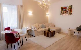 Homey Luxury- Entire House, Free Parking, Yard
